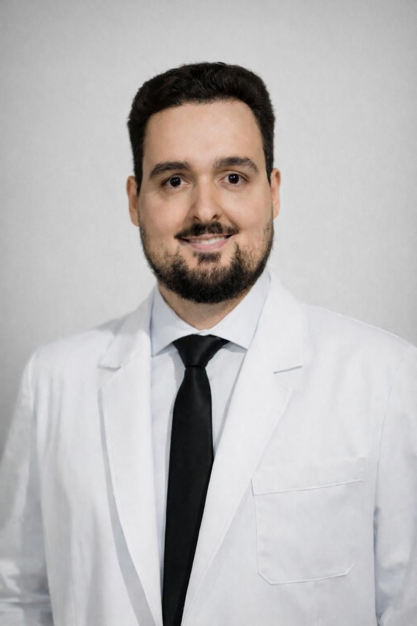 Dr. Luiz Fellipe Santiago Ribeiro, médico oftalmologista especialista em glaucoma, retrato de busto com rosto centralizado e bem visível